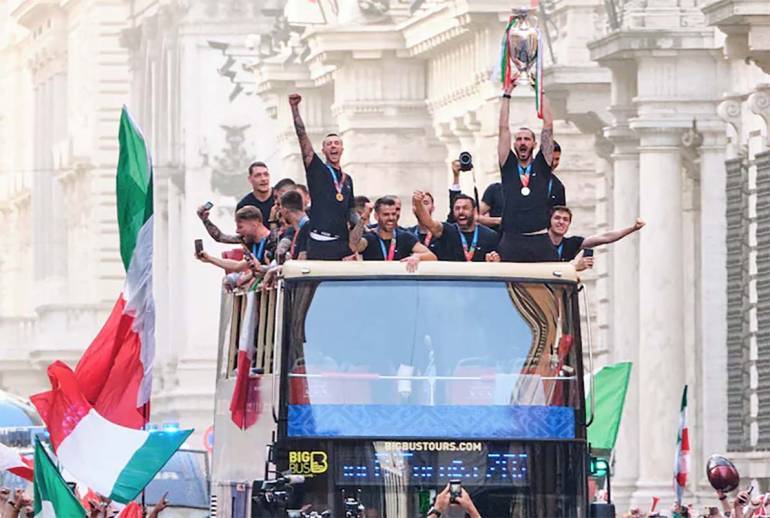Il prefetto di Roma: “La festa dell’Italia sul bus era vietata”