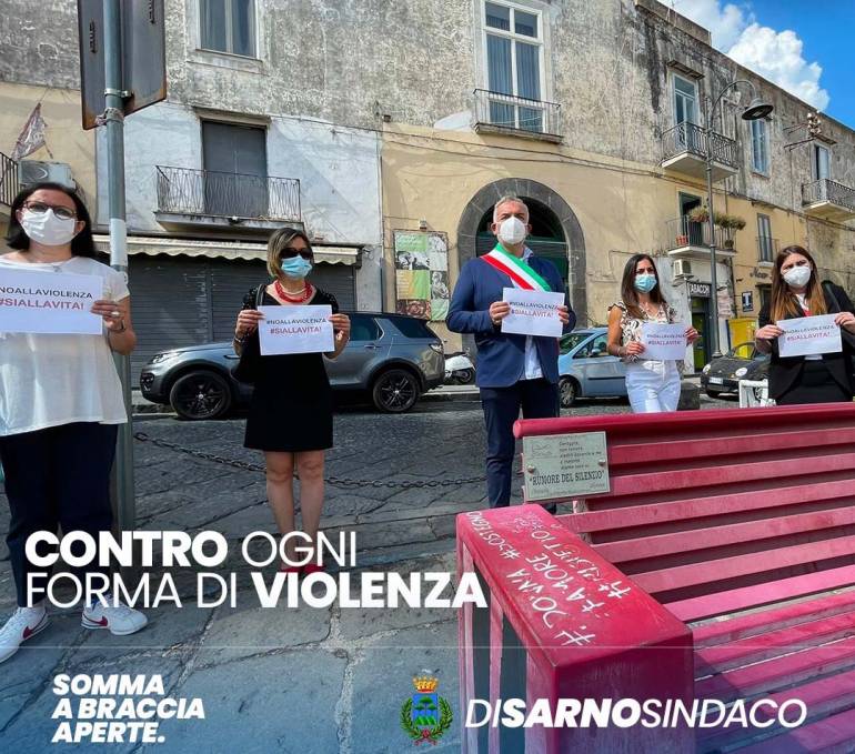 Flash mob a Somma Vesuviana per il femminicidio al supermercato, il sindaco: ‘Fare rete’