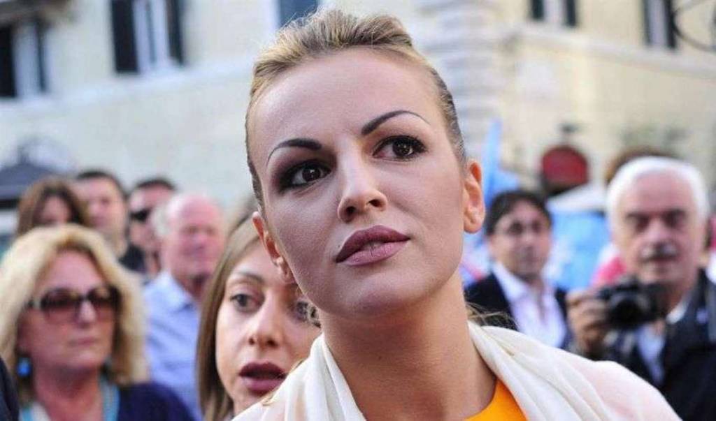 Ddl Zan, irrompe la Pascale: ‘Mi sbattezzo contro la chiesa omofoba’