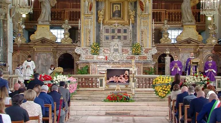 L'ultimo saluto a Raffaella Carrà