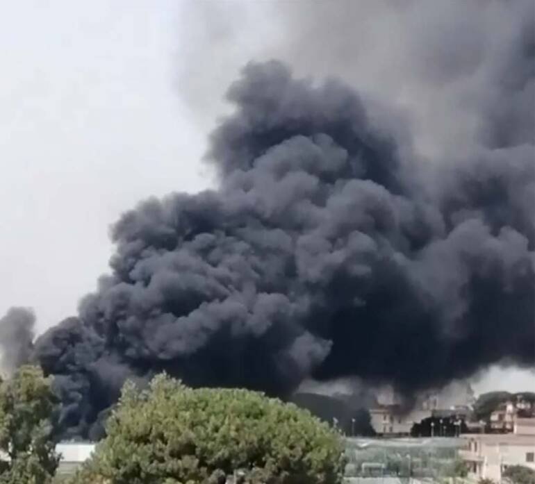 Napoli, incendio in periferia tra Barra e san Giorgio: evacuato asilo nido