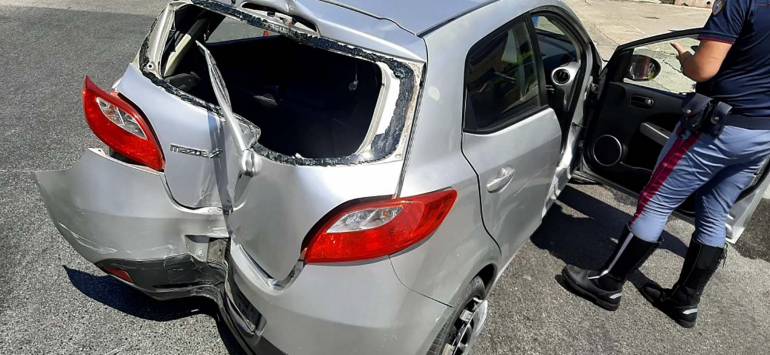 Drogato alla guida investe gli agenti: inseguito e arrestato