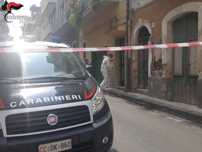 Uccide madre e figlia e nasconde corpo nella bara