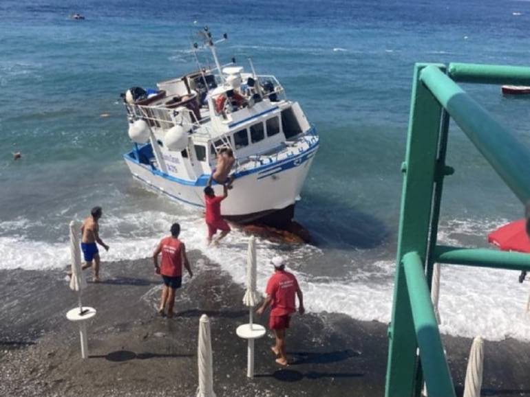A Maiori peschereccio in spiaggia: 2 dell’equipaggio positivi ad alcol test