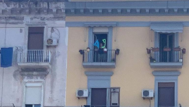 Napoli, contestato Salvini: donna espone al balcone il numero 49