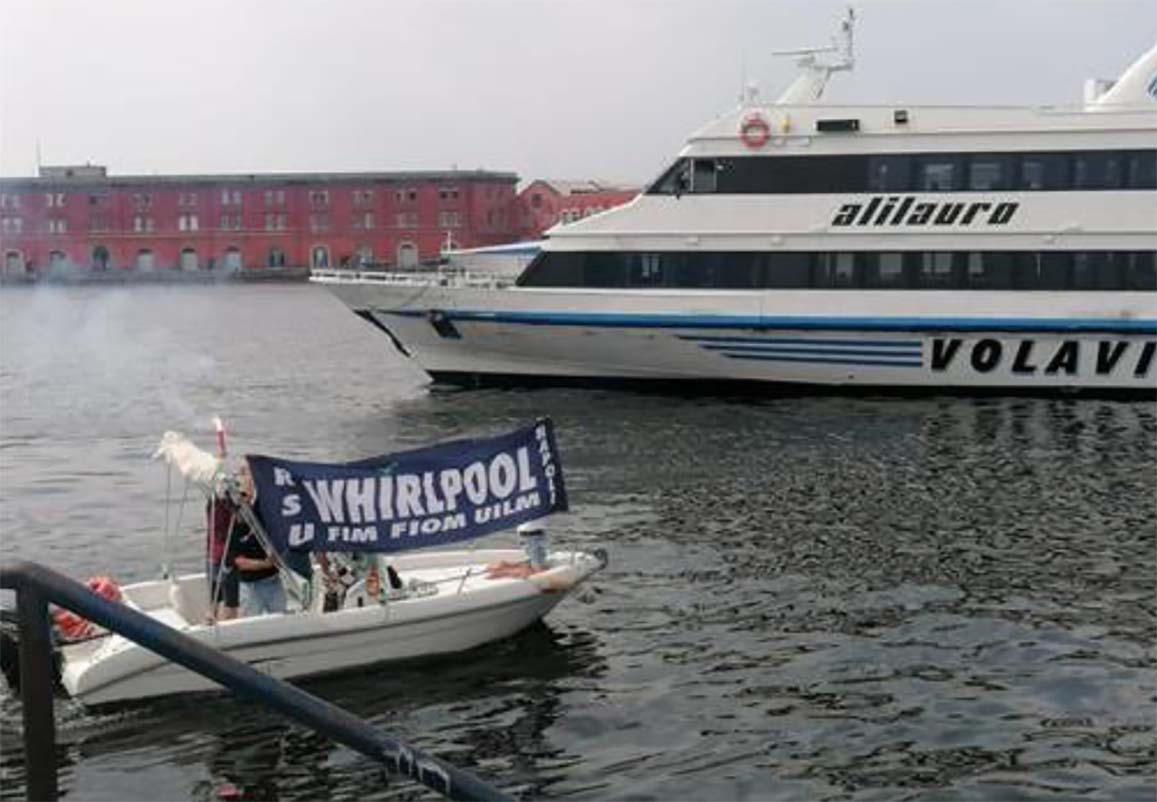 Napoli, gli operai Whirlpool bloccano il porto