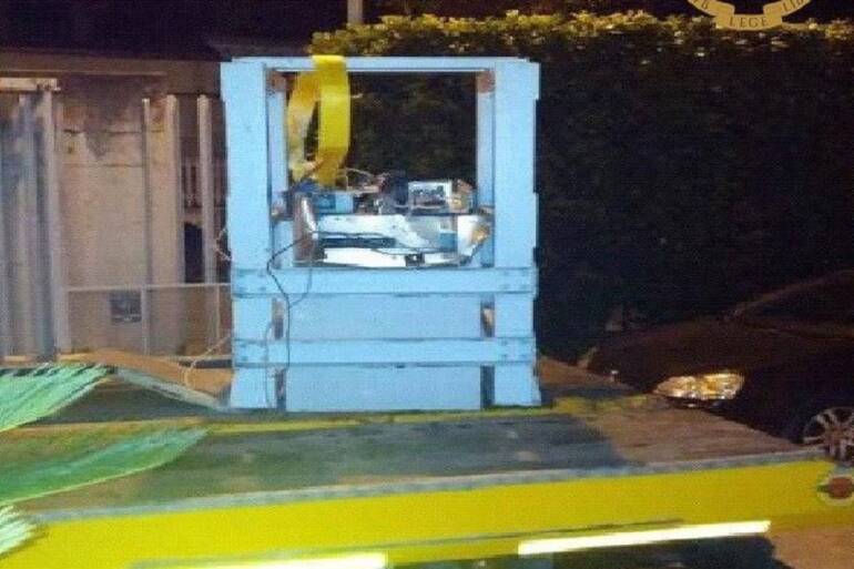 Napoli, sradicavano sportelli bancomat con gru idraulica: 15 arresti