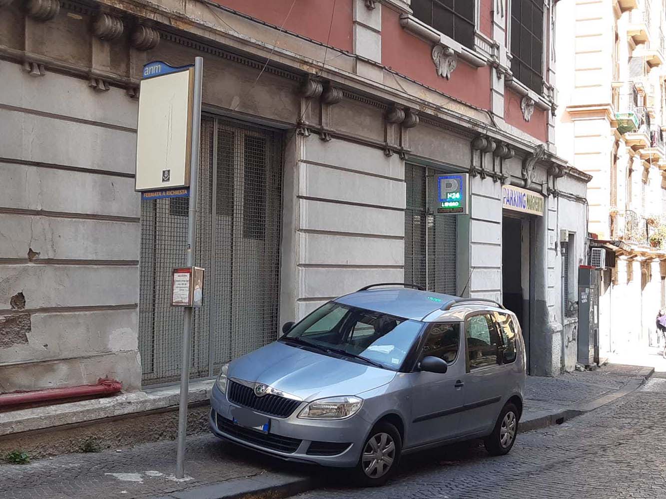 Napoli parcheggio selvaggio