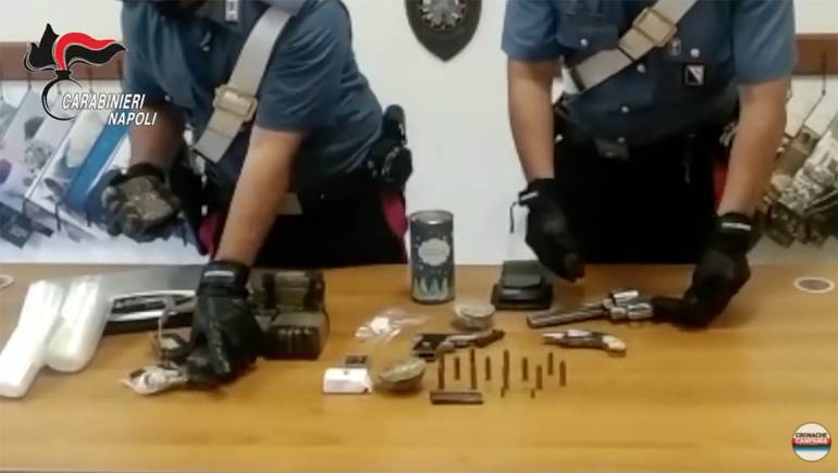 A Napoli sequestrati arsenale e droga ad Agnano e Scampia 4 arresti