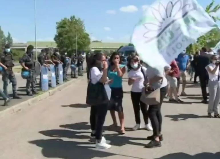 Lavoratori Whirlpool bloccano aeroporto Capodichino