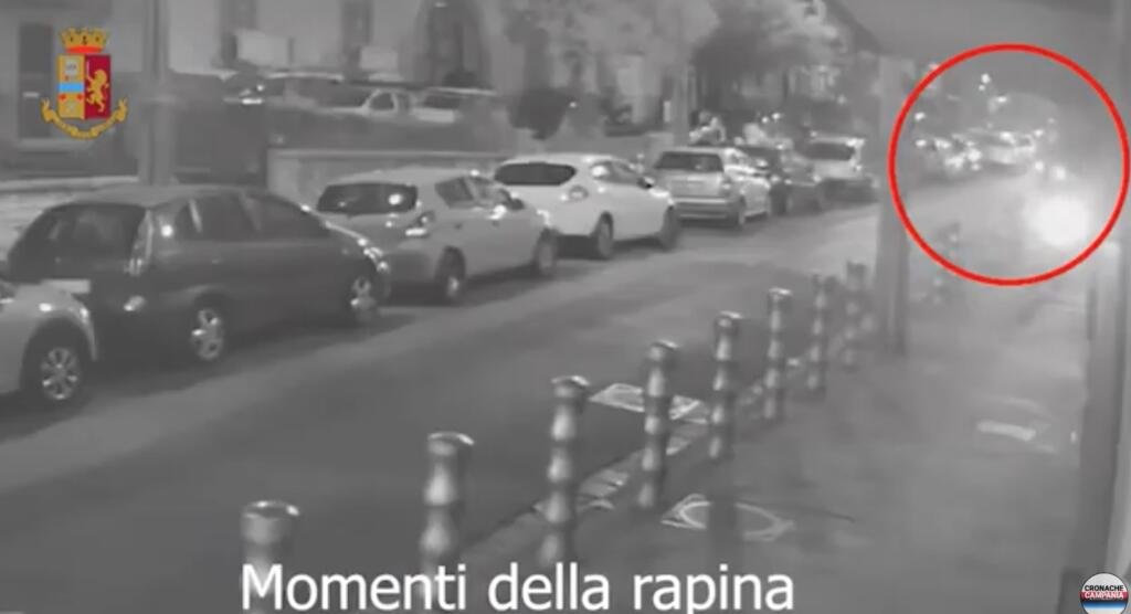 Napoli, rapina violenta ai danni di 2 donne. IL VIDEO