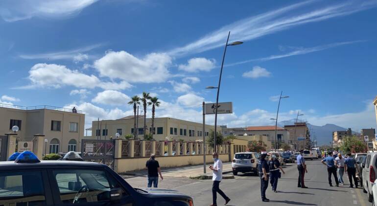 Castellammare scoppio al commissariato di polizia
