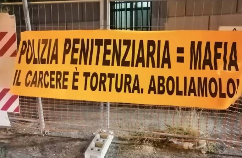 Violenze al reparto Nilo striscione a Pozzuoli: ‘Il carcere è tortura’