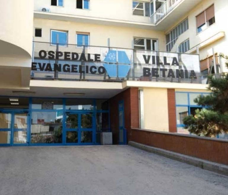 Napoli, neonato in arresto cardiaco salvato grazie alla corsa in ospedale con i carabinieri