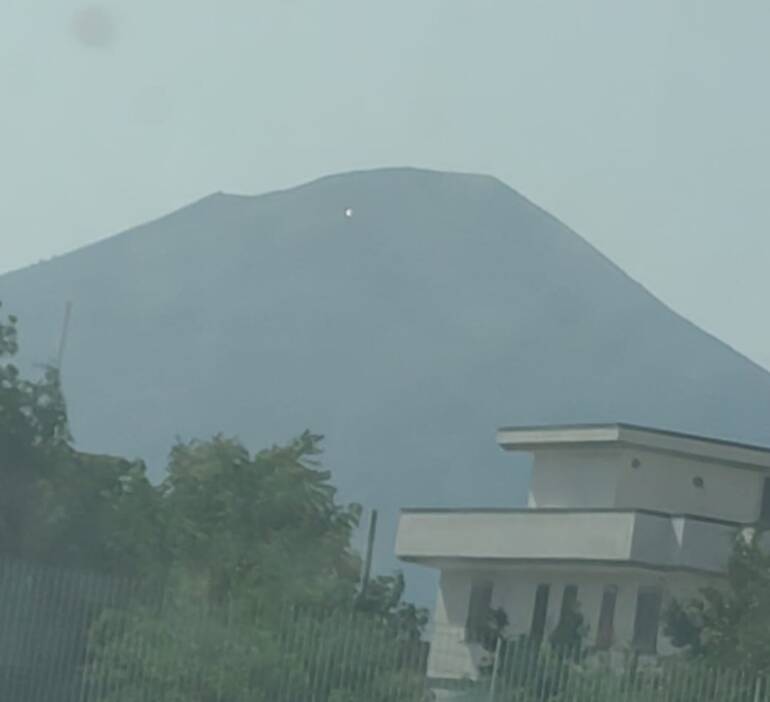 Altro avvistamento in Campania : oggetto non identificato sul Vesuvio