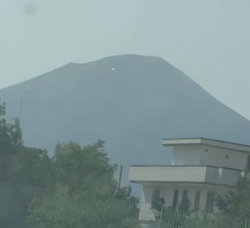 Altro avvistamento in Campania : oggetto non identificato sul Vesuvio