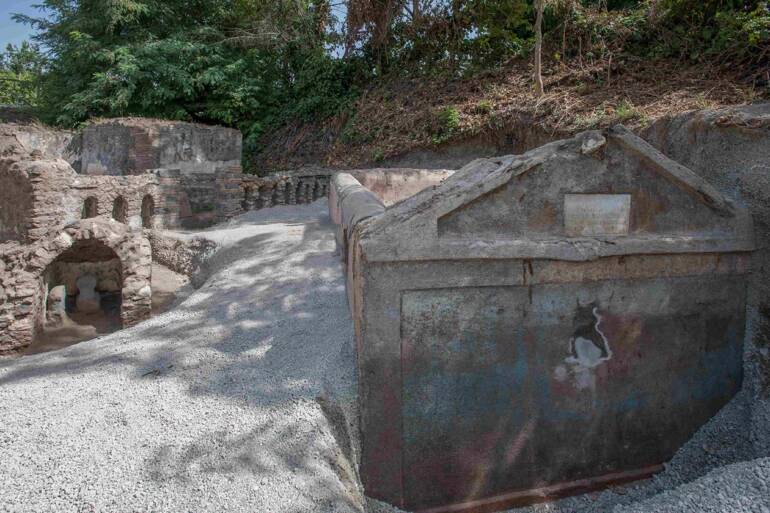 Pompei, rinvenuta a Porta Sarno la tomba di Marcus Venerius Secundio con resti umani mummificati