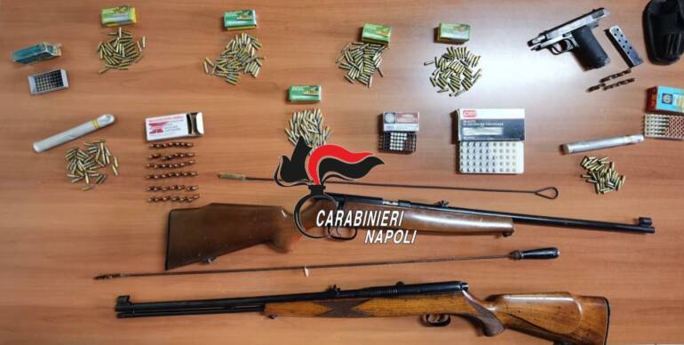 Arrestato 82enne a Pozzuoli: aveva in casa pistola, due fucili e centinaia di munizioni