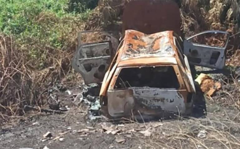 Auto date alle fiamme e gettate nei Regi Lagni