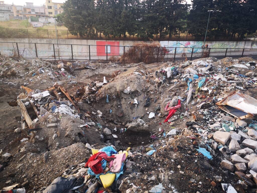 Napoli, il campo rom di Barra continua a bruciare. LE FOTO DELL’INFERNO