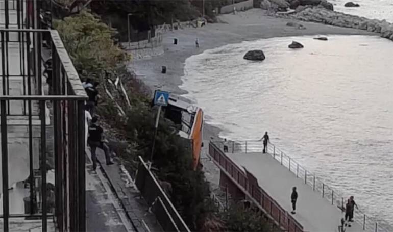 Capri, rimozione con brivido del minibus dalla scarpata