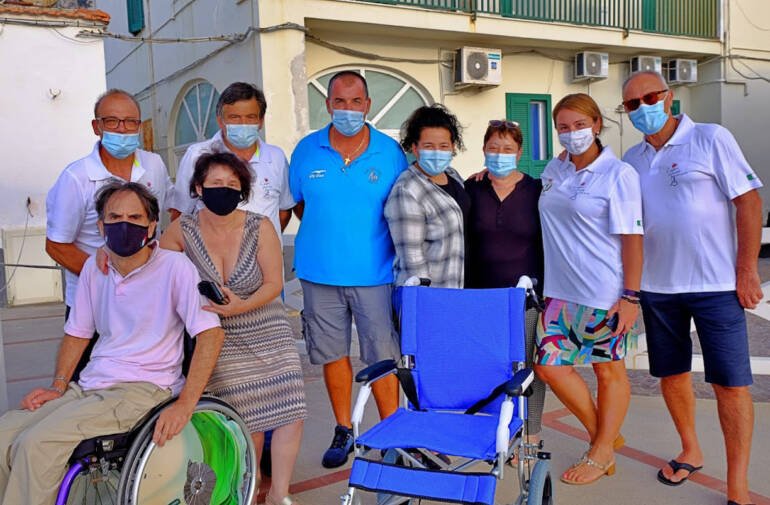 L’Associazione Capri senza Barriere dona sedia a rotelle per turisti e residenti