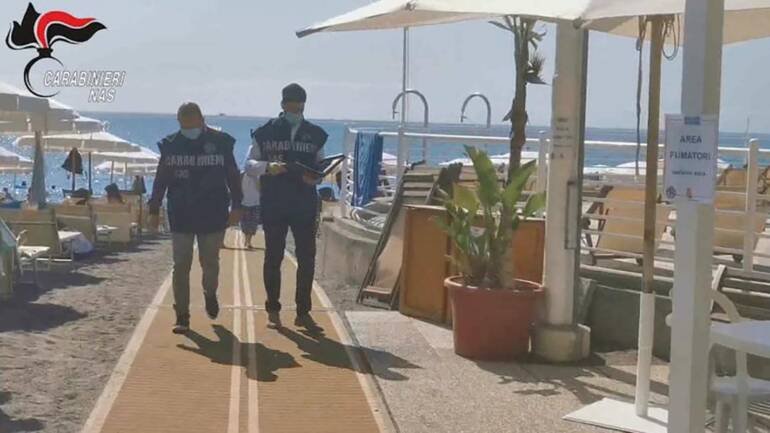 Blitz dei Nas negli stabilimenti balneari: uno su 3 irregolare