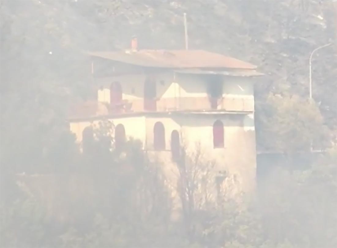 Incendio entra nel centro storico, il sindaco di Rocchetta ordina l’evacuazione