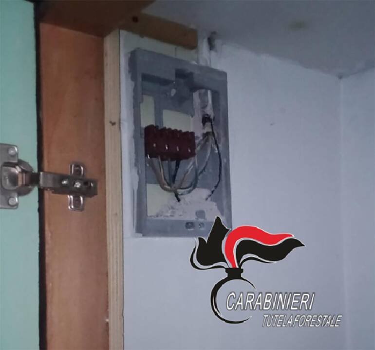 Casalnuovo, rubava energia elettrica per il suo bar: arrestato