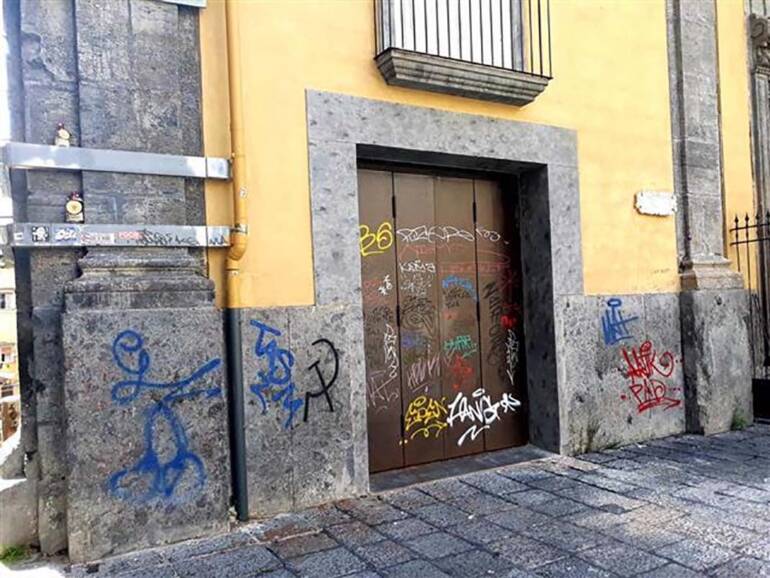 Napoli, i vandali in azione nel centro storico: la denuncia
