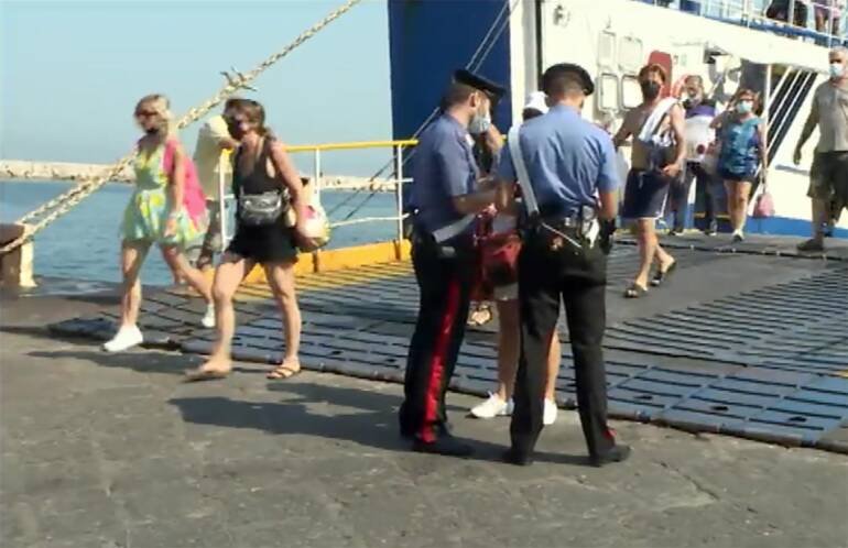 Ferragosto di controlli a Napoli e provincia: arresti e denunce
