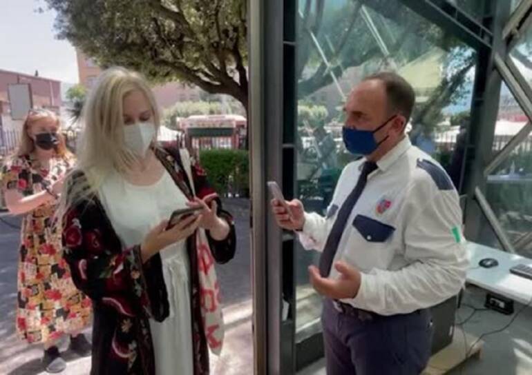 Controlli Super Green Pass: vigili in bar e ristoranti, polizia e gestori sui bus