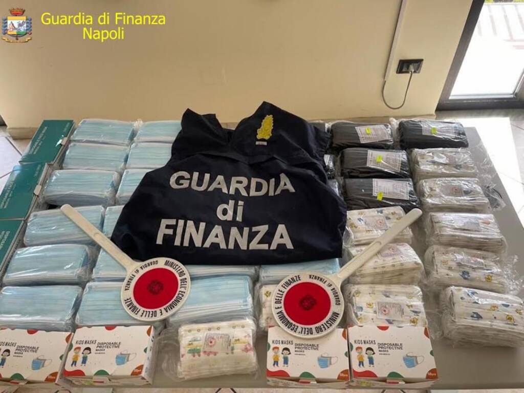 Napoli, sequestrati 1,2 milioni di articoli contraffatti