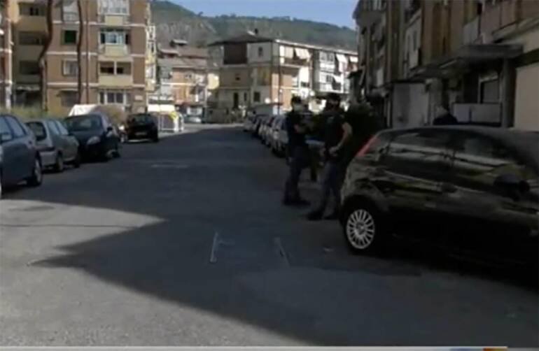 Concerto non autorizzato in onore del boss al rione Traiano, aggressione agli agenti: arrestati padre e figlio