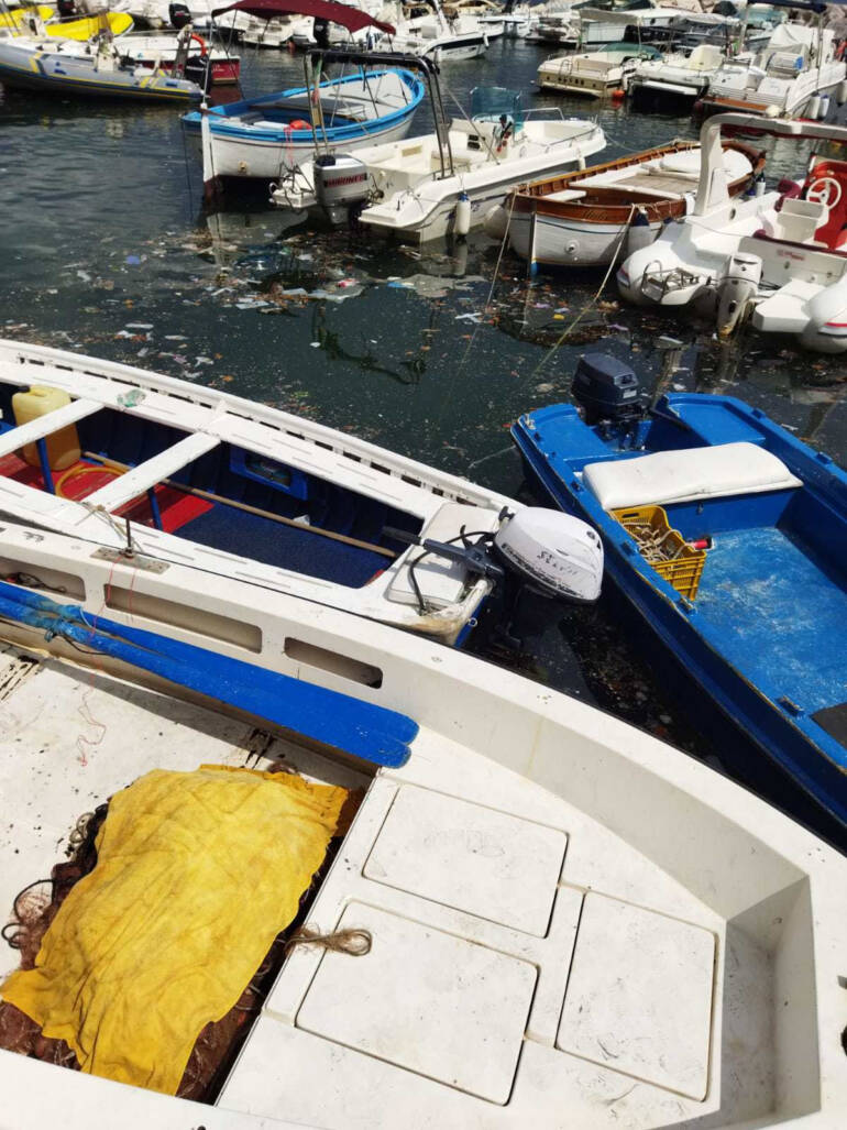 Napoli, le acque del molo di Via Ferdinando Russo a Posillipo invase dalla sporcizia