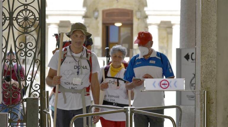 Dopo il trapianto di rene percorre a piedi 1200 km per sensibilizzare alla donazione di organi