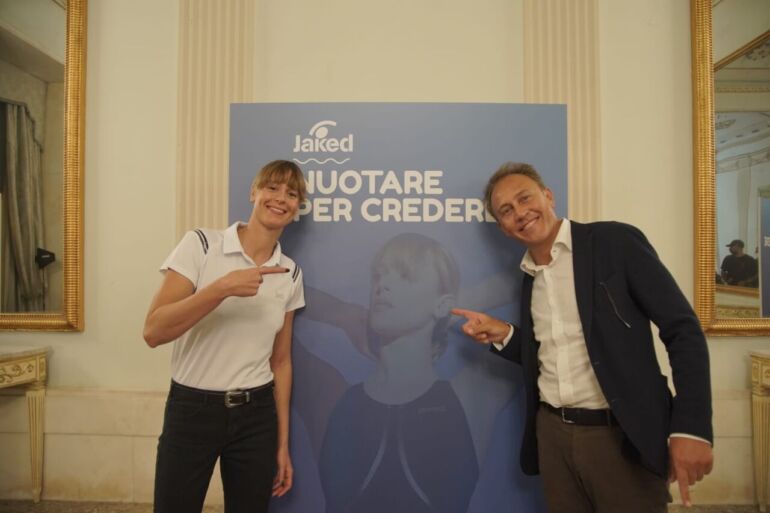 Federica Pellegrini, testimonial JAKED, consegna 20 borse di studio di nuoto