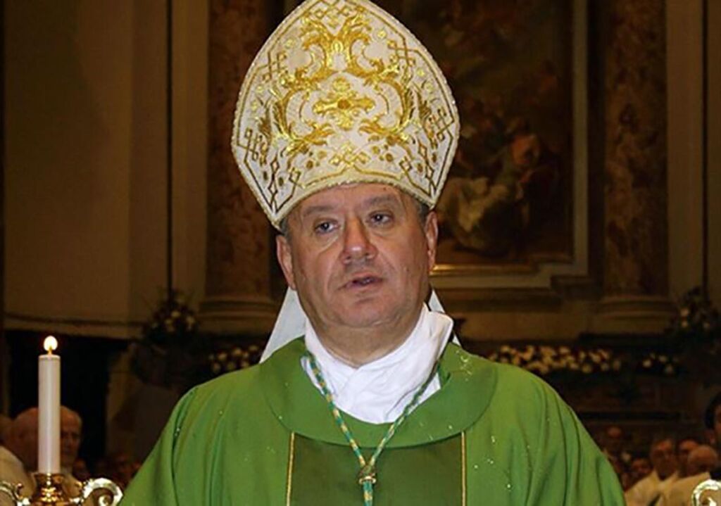 Vescovo Acerra alla Giunta: “Ci sia equa distribuzione rifiuti”