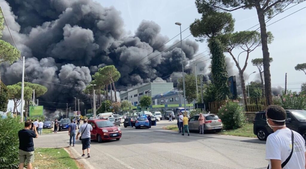 A Carinaro incendio nell’azienda di ricambi auto: nube nera tra Caserta e Napoli