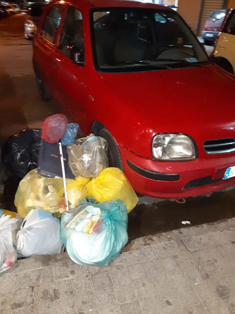 Casoria, posto auto disabili invaso dalla monezza