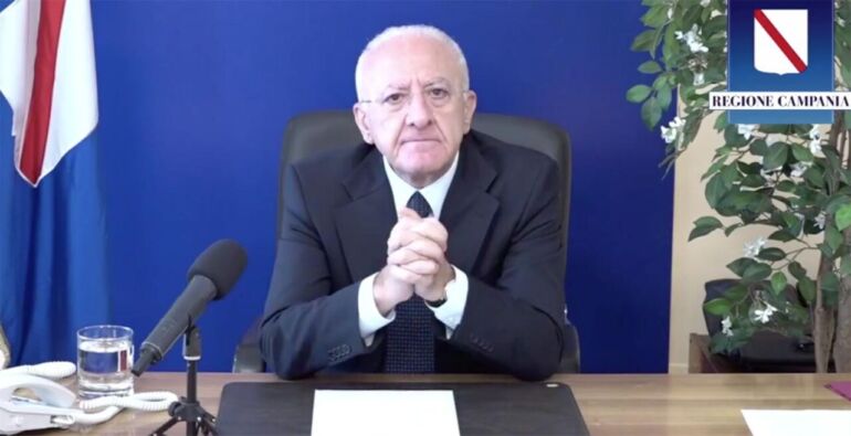Vaccini, De Luca: ‘Da gennaio valutiamo terza dose a docenti’