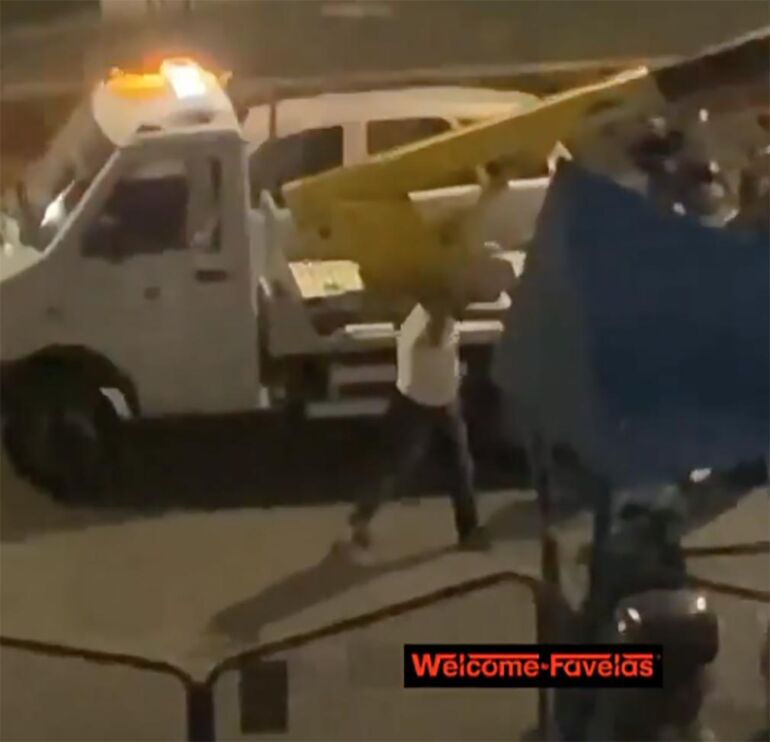 Napoli, esulta al gol di Koulibaly mentre il carro attrezzi gli porta via l’auto. IL VIDEO VIRALE