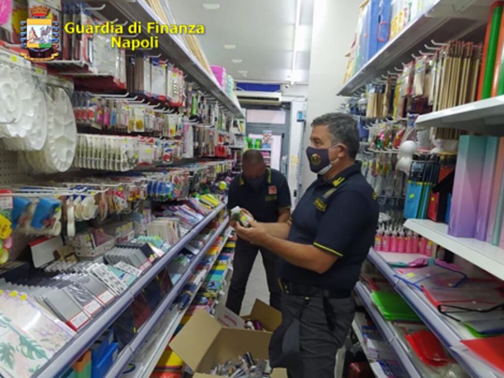 Napoli, sequestrati oltre 3milioni prodotti contraffatti o non sicuri