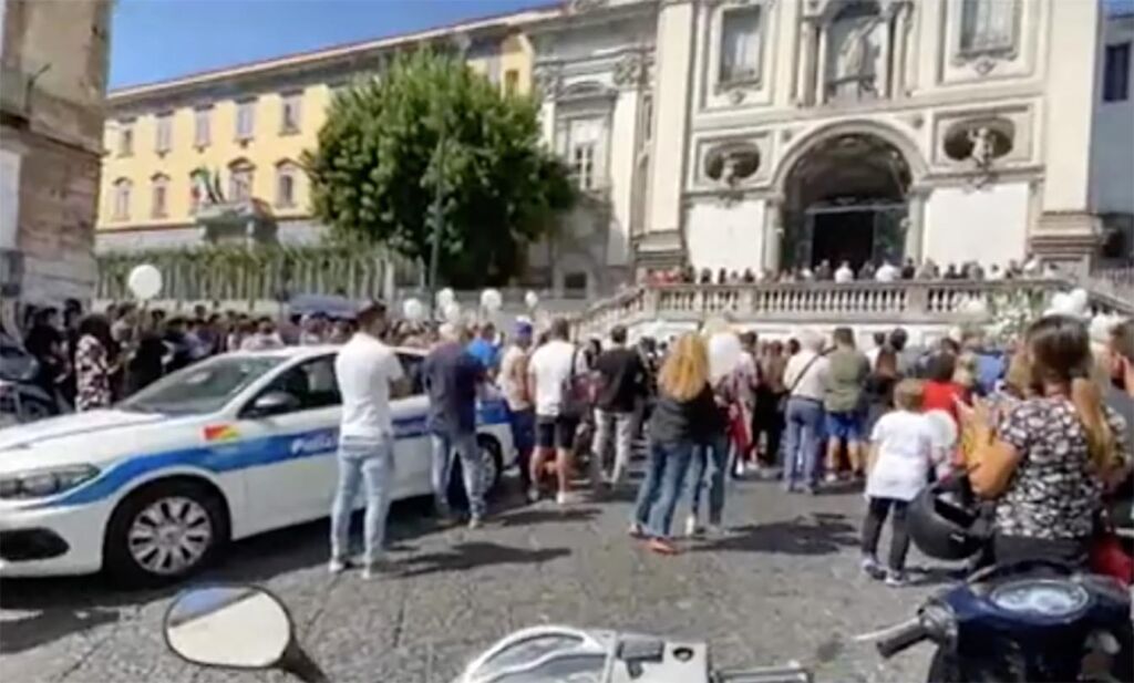 A Napoli indagati i parenti di Samuele: aggredirono un poliziotto al funerale