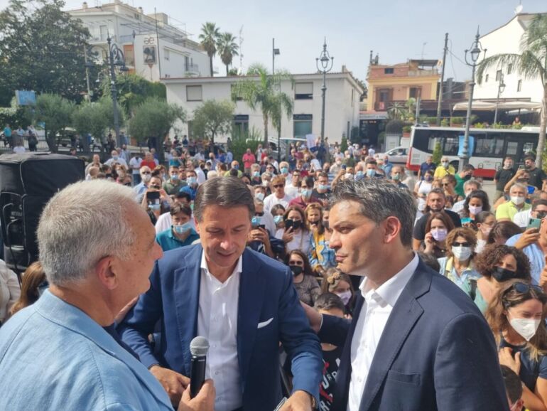 Vico Equense, Giuseppe Conte battezza Maurizio Cinque Sindaco: bagno di folla in piazzale Siani