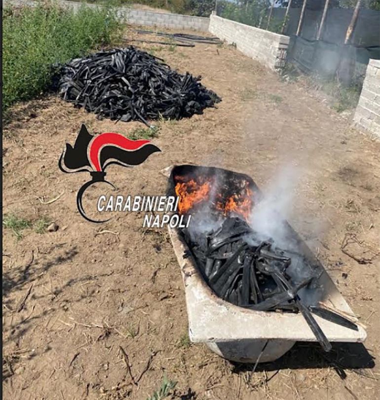 Qualiano, incendia plastica in una vasca da bagno nel suo giardino: arrestato 30enne