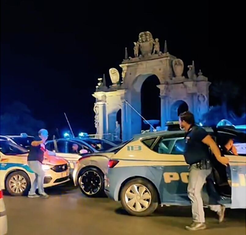 Napoli, fermato a un posto di blocco investe l’auto dei vigili e scappa. IL VIDEO VIRALE
