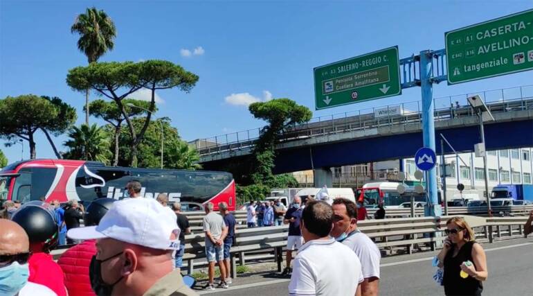 lavoratori whilpool bloccano autostrada