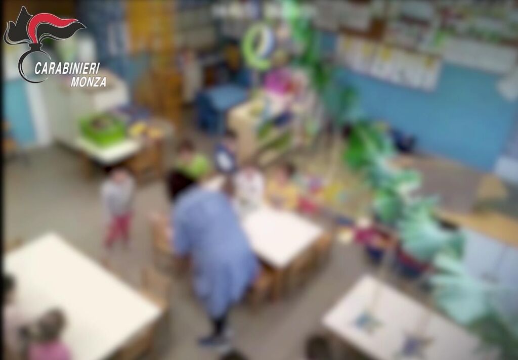 Maestra insulta e picchia bimbi dell’asilo: interdetta. IL VIDEO