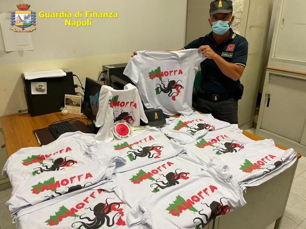 Napoli, in vendita a Secondigliano: le T shirt inneggianti alla camorra. IL VIDEO